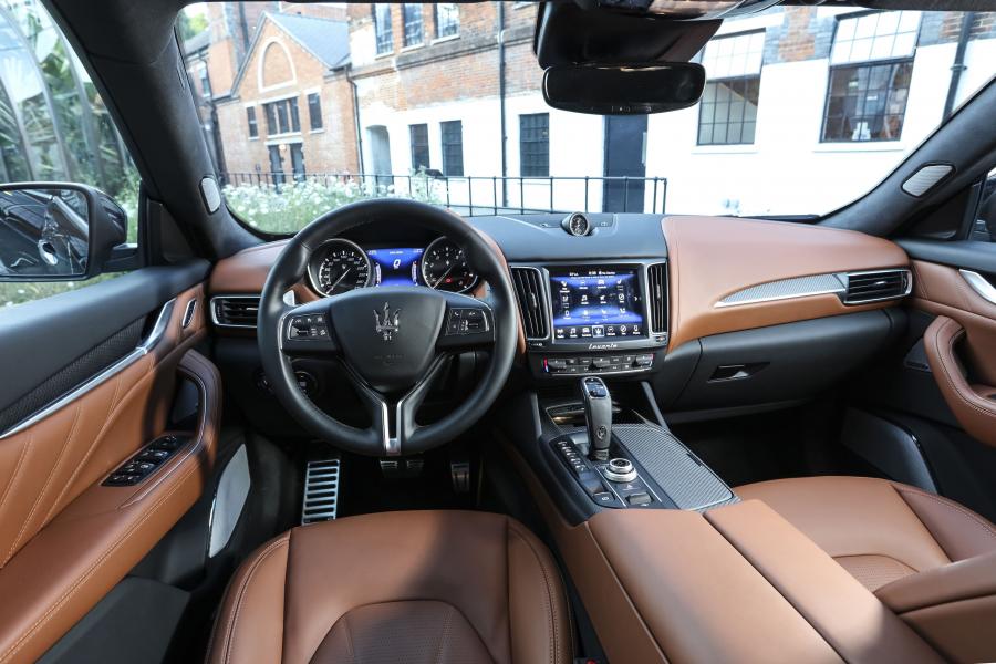 Торпедо Maserati Levante S Q4 GranLusso 2018 года  (фото 15 из 66)